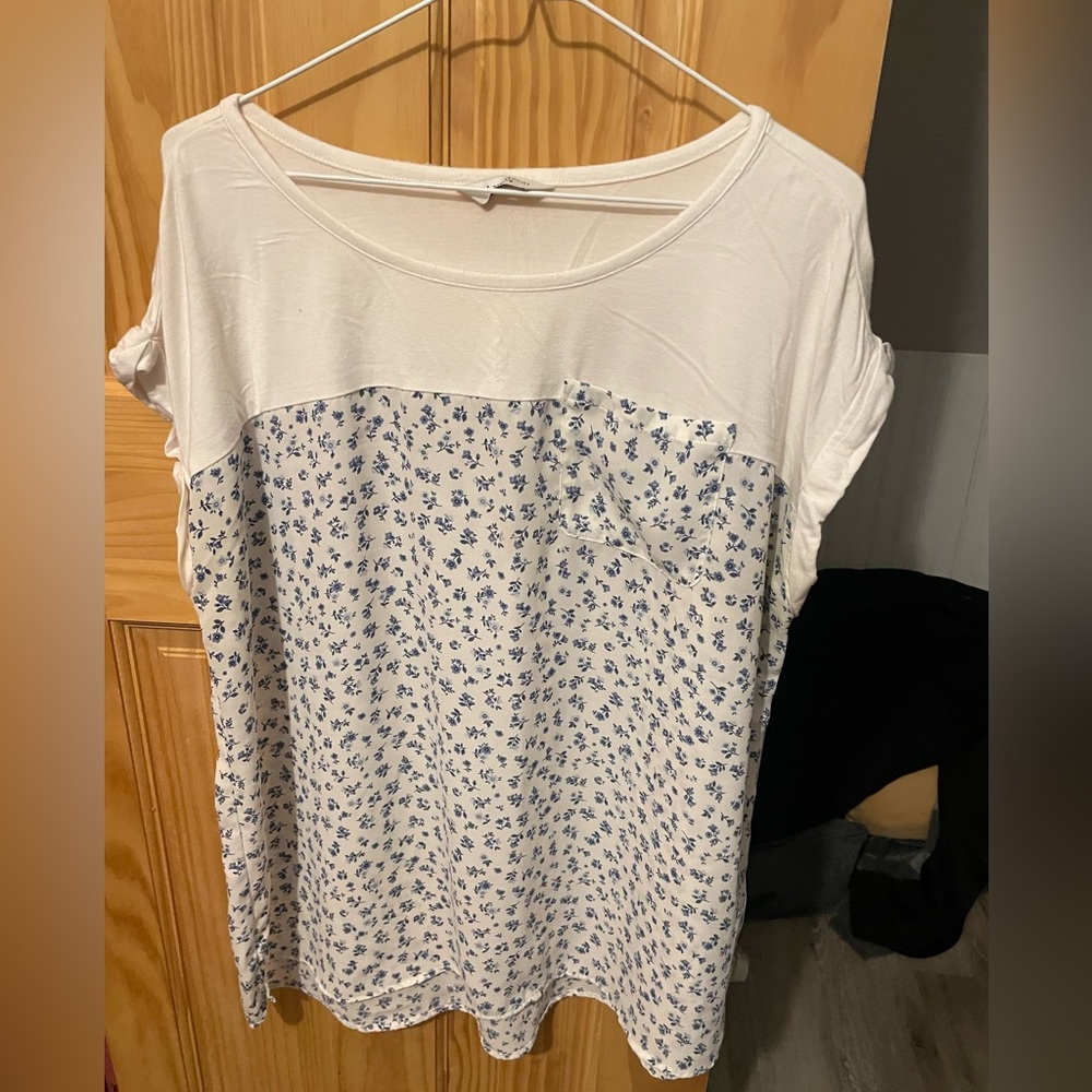 Denver Hayes White and Blue Floral Short Sleeve Top